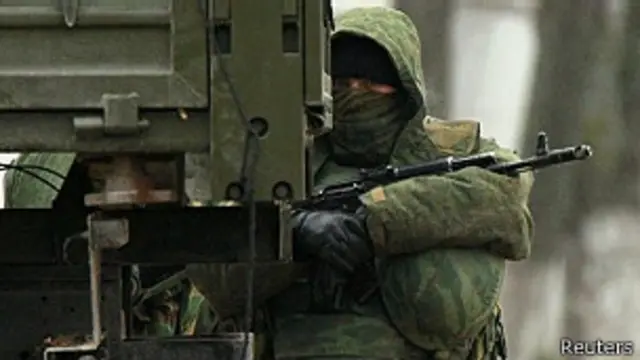 گزارشگر بیبیسی میگوید در بیرون این پایگاه دو کامیونت ارتش روسی و چندین سرباز بدون نشان مستقر شده اند