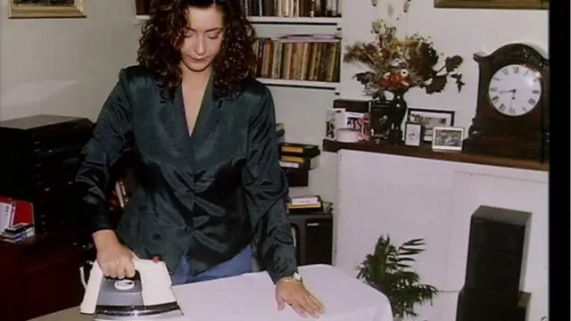 Mulher passa roupas (foto: BBC)