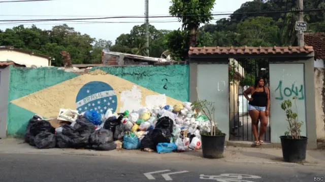 Lixo à espera de coleta no Rio de Janeiro (foto: BBC)