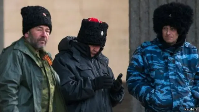 Kehadiran kelompok sipil pro Rusia dikhawatirkan makin memanaskan suasana di Krimea.