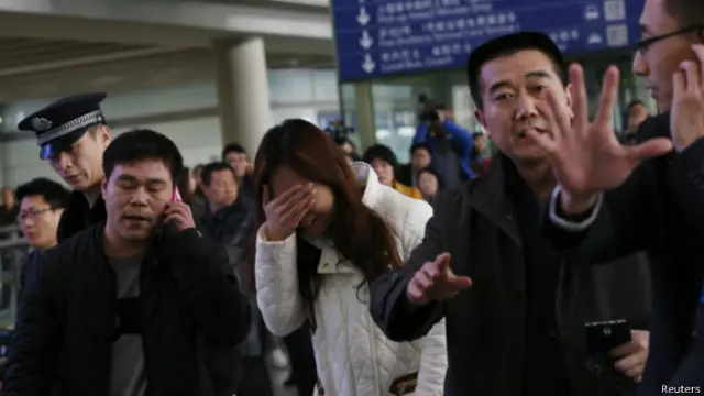 Warga Cina di bandara Beijing masih menunggu nasib keluarga mereka di pesawat Malaysia Airlines.