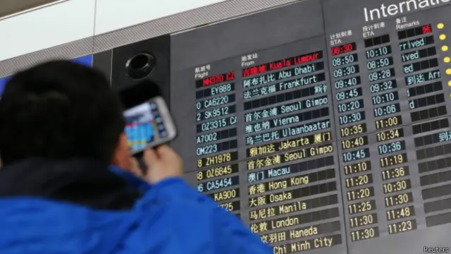 Keluarga para penumpang terus memantau nasib para penumpang pesawat tersebut.