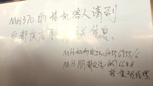 Một bảng thông báo cho gia đình, thân nhân các hành khách của chuyến bay bị mất tích.
