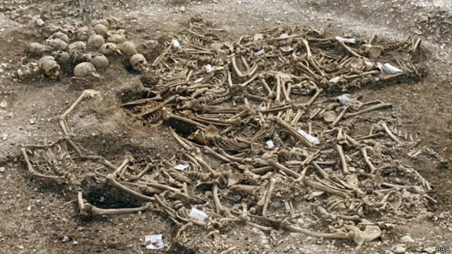 Semua kerangka ditemukan dalam kondisi kepalanya terpenggal.