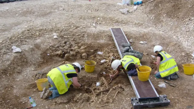 Para ahli saat ini sudah memindahkan semua kerangka yang diduga adalah orang-orang Viking.