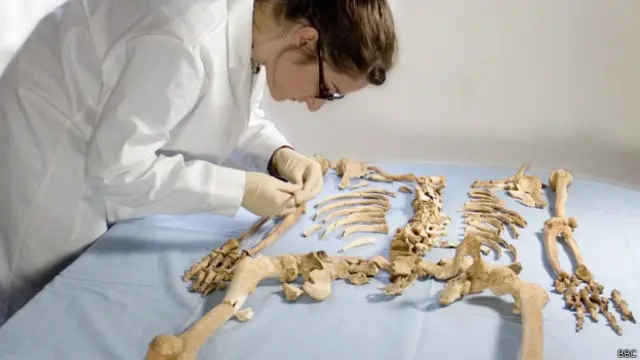 Para peneliti terus melakukan riset untuk memastikan apakah mereka adalah orang-orang Viking atau bukan.