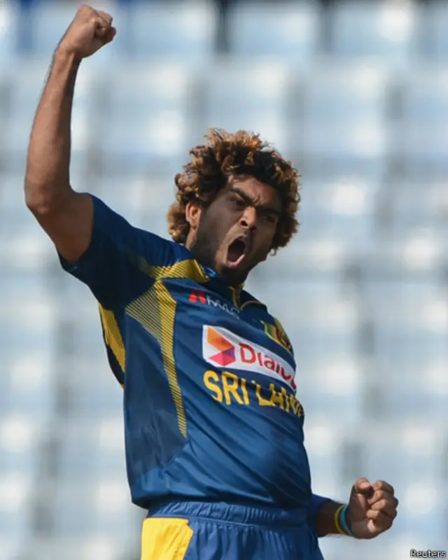 پاکستان کے ابتدائی بلے باز لستھ ملنگا کی تیز گیندوں کا سامنا کرنے میں ناکام رہے۔ ملنگا نے پانچ وکٹیں لیں۔