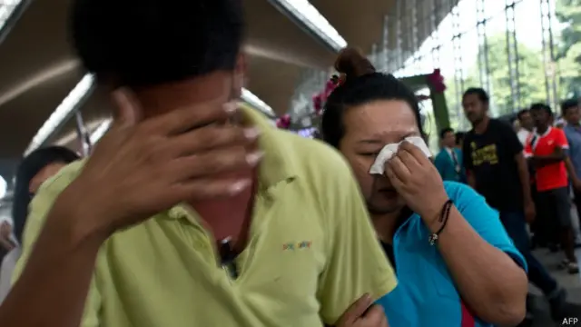 Keluarga penumpang mendatangi bandara di Kuala Lumpur untuk terus memantau perkembangan.
