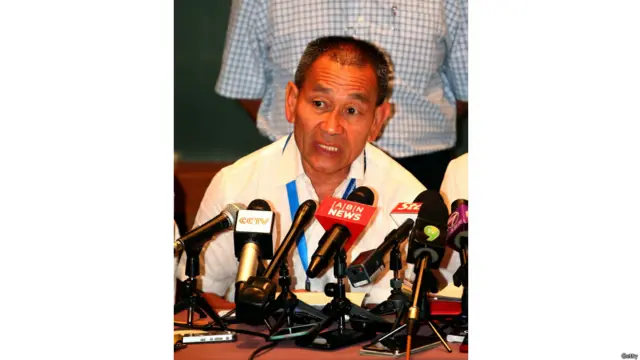 ملائیشیا ایئر لائن کے چیف ایگزیکٹوو احمد جوہاری یحییٰ نے ایک پریس کانفرنس میں بتایا کہ طیارے پر 14 قومیتوں کے مسافر شامل تھے اور ایئر لائن تمام مسافروں کے لواحقین سے رابطے کر رہی ہے۔