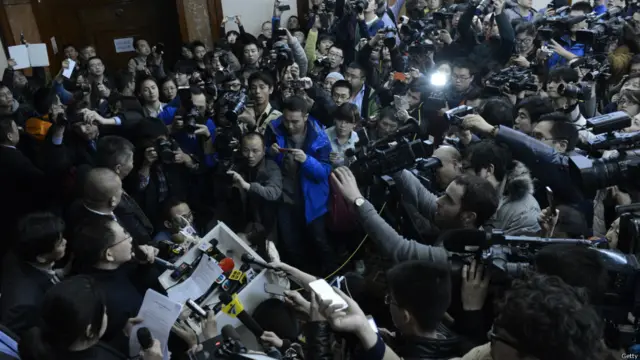 چین کی سرکاری خبر رساں ایجنسی ژنہوا کا کہنا تھا کہ مذکورہ طیارہ چین کی فضائی حدود میں داخل ہی نہیں ہوا اور نہ ہی اس کے عملے نے چینی ایئر ٹریفک کنٹرول سے رابطہ کیا۔