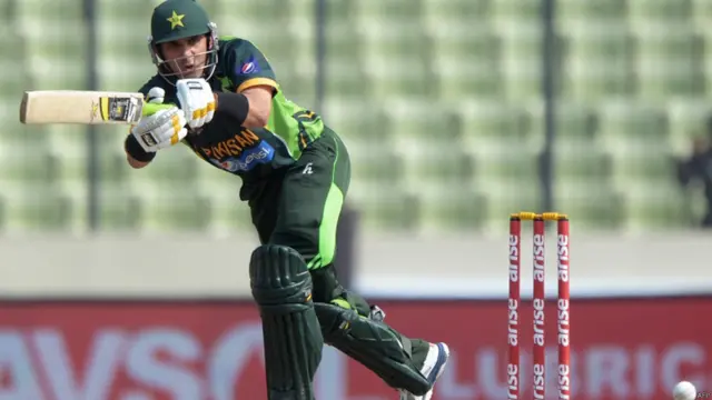 ابتدائی نقصان کے بعد کپتان مصباح الحق نے محتاط انداز میں بلے بازی کی۔