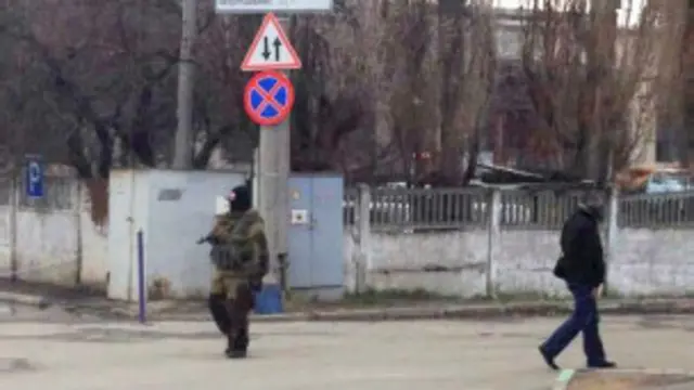 По периметру стоит вооруженная автоматами охрана