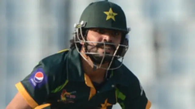 فواد عالم نے دباؤ کے باوجود عمدہ بلے بازی کی اور سنچری مکمل کی