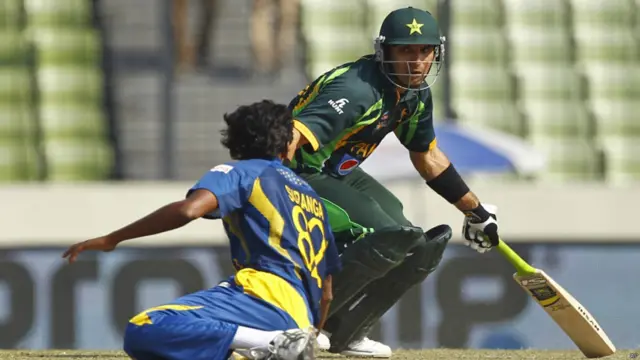 مصباح کا ایک روزہ کرکٹ میں سنچری بنانے کا خواب ادھورا ہی رہا اور وہ 65 رنز پر آؤٹ ہوگئے۔