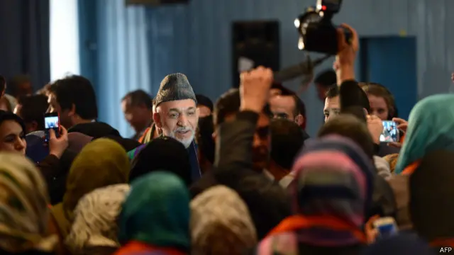 حامد کرزي په تېرو ۱۲ کلونو کې د ښځو لپاره پرمختګ وستایه، خو قانع کوونکی یې ونه باله