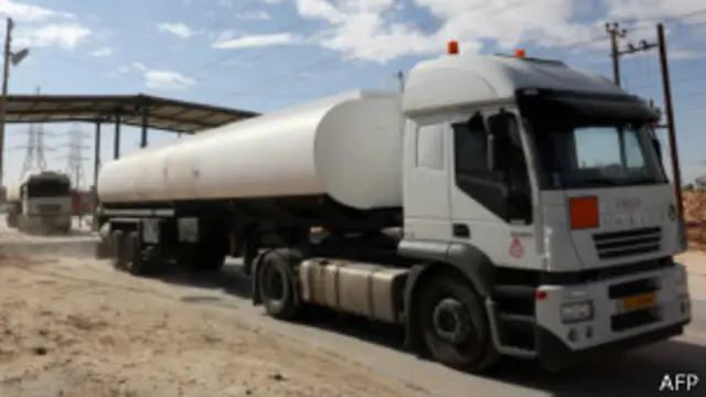 Camión que carga petróleo en Libia