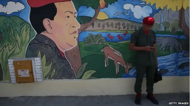 تصاویر و دیوارنگاره های هوگو چاوز سراسر محله " ۲۳ ژانویه " را آراسته اند.