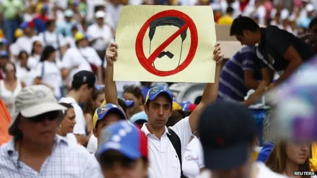 مخالفان با سازماندهی و برگزاری راهپیمایی های گسترده خواهان استعفای نیکلاس مادورو رییس جمهور کشور هستند