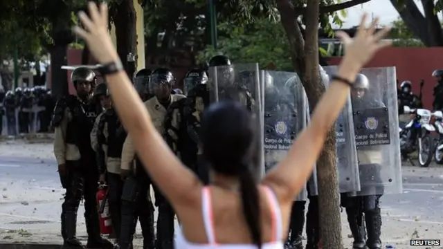 مخالفان می گویند که حکومت قصد دارد صدای اعتراض آنها را خفه کند