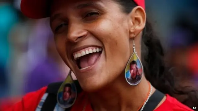 حامیان حکومت می گویند که در دوران ریاست جمهوری هوگو چاوز و نیکلاس مادورو شرایط زندگی آنها بهتر شده است