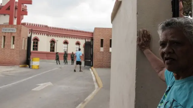 آماندا پتروسا چند صد متر دورتر از پادگانی که هوگو چاوز در آن دفن شده زندگی می کند