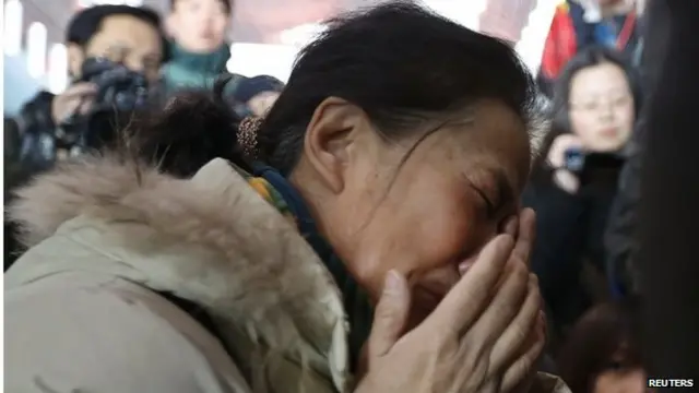 Sejumlah sanak keluarga menangis dan menanti kabar di bandara, Sabtu (09/03).