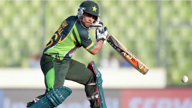 عمر اکمل نے ایک مرتبہ پھر جارحانہ بلے بازی کی اور 42 گیندوں پر 59 رنز کی اننگز کھیلی جس میں سات چوکے شامل تھے۔