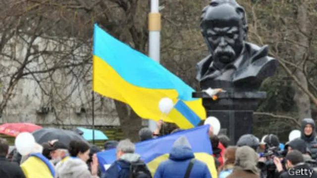 حامیان حکومت اوکراین در برابر مجسمه تاراس شیوکوویچ، شاعر و نویسنده و سیاستمدار اواکراینی در یکی از شهرهای کریمه