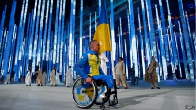 ميخائيلو تكاشينكو ظهر بمفرده في حفل الافتتاح ممثلا عن الفريق الأوكراني