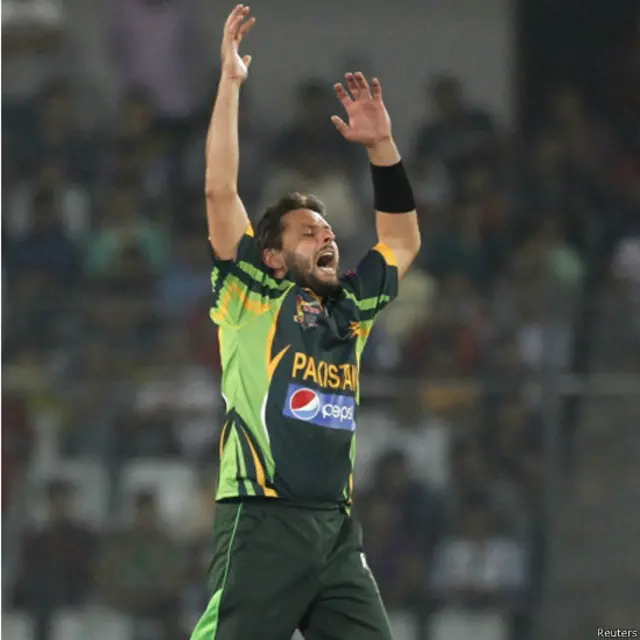 شاہد آفریدی اپنی بولنگ پر تھریمانے کا کیچ چھوٹنے پر ناراض دکھائی دیے۔