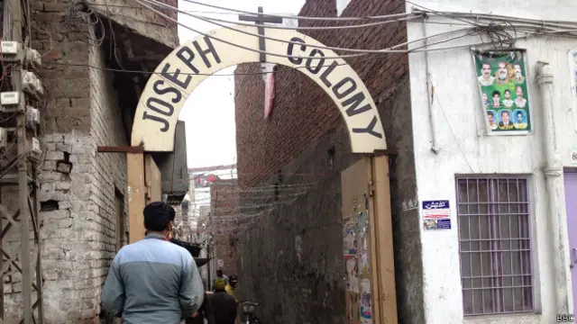 معاملہ کیا تھا؟ وہی توہین مذہب کا الزام۔ کالونی میں بچپن کے دو دوستوں عیسائی ساون مسیح اور مسلمان شاہد عمران کے درمیان سنوکر کھیلتے ہوئے جھگڑا ہوا اور پھر بڑھتے بڑھتے بات ایسی بڑھی کہ ساون پر توہین مذہب کا الزام لگ گیا