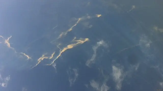 Mancha de gastolina en el mar