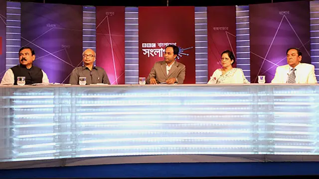 প্যানেল সদস্য বাঁ থেকে: নৌ-পরিবহন মন্ত্রী শাজাহান খান, সাবেক তত্ত্বাবধায়ক সরকারের প্রধান উপদেষ্টার বিশেষ সহকারি অধ্যাপক এম তামিম, অনুষ্ঠান সঞ্চালক আকবর হোসেন, আন্তর্জাতিক সংস্থা অ্যাকশন এইডের কান্ট্রি ডিরেক্টর ফারাহ্ কবির এবং বিএনপির ভাইস চেয়ারম্যান হাফিজ উদ্দিন আহমেদ বীরবিক্রম।