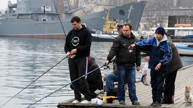 Рыбаки в Севастополе