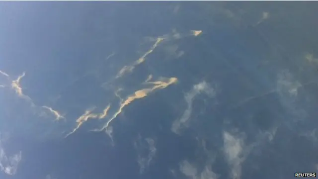 ویتنامی فضائیہ کے طیاروں نے سمندر میں دو مقامات پر تیل کی تہہ دیکھنے کی اطلاع دی تھی جو ممکنہ طور پر لاپتہ طیارے کے ایندھن کی ہو سکتی ہے۔ تاہم اس بارے میں کوئی تصدیق نہیں کی گئی