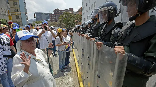 Una monja conversa con funcionarios policiales