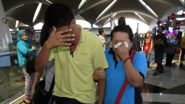  اقارب ركاب الطائرة الماليزية المفقودة في مطار كوالا لمبور