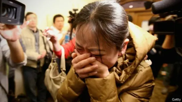 بعض أهالي المسافرين لا يزالون يأملون في حدوث معجزة.