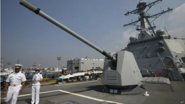 平克尼号驱逐舰上面有两架MH-60R海鹰直升机