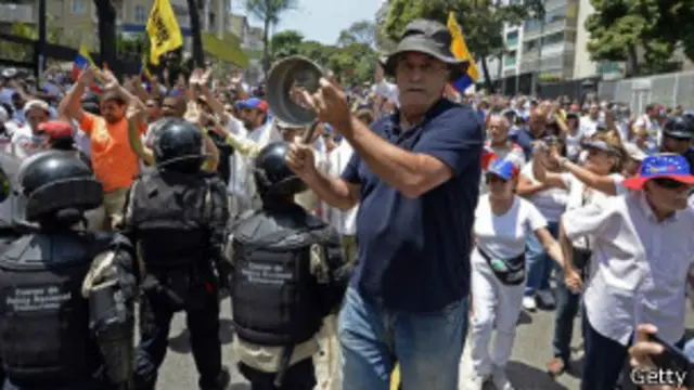 Участник акции протеста в Каракасе