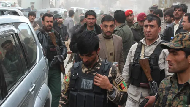 همزمان با پخش خبر درگذشت آقای فهیم، جمعیت زیادی از مردم در اطراف خانه معاون اول ریاست جمهوری تجمع کردند.