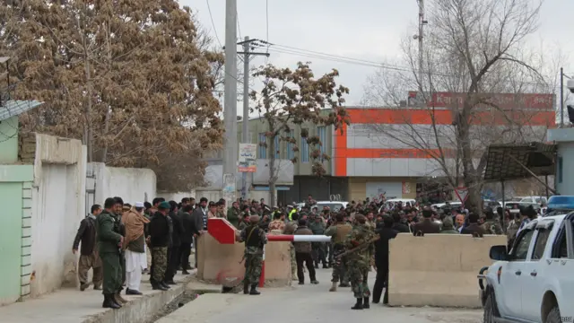 حامد کرزی، رئیس جمهوری افغانستان و شماری از مقام‌های دولتی، برخی نامزدان ریاست جمهوری و سیاستمداران افغان برای همدردی با خانواده آقای فهیم به خانه‌اش رفتند.