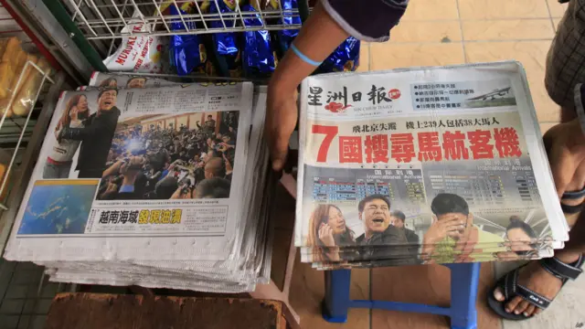 马来西亚莎阿南某报摊以头版报道MH370事件的华文报纸（9/3/2014）