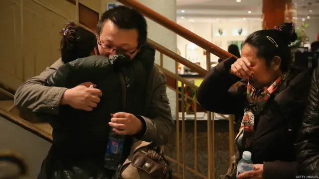 北京丽都维景酒店内MH370乘客家属互相安慰（9/3/2014）