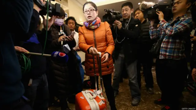 北京丽都维景酒店内媒体追访一名MH370乘客家属（9/3/2014）
