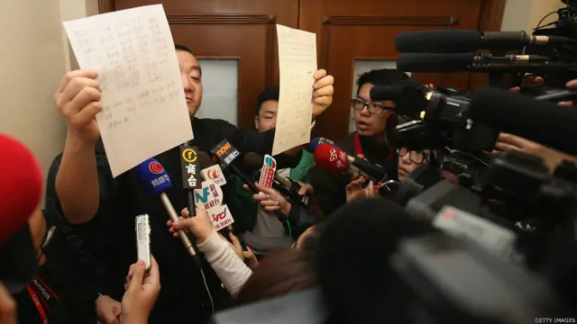 北京丽都维景酒店内一名MH370乘客家属展示联署声明（9/3/2014）