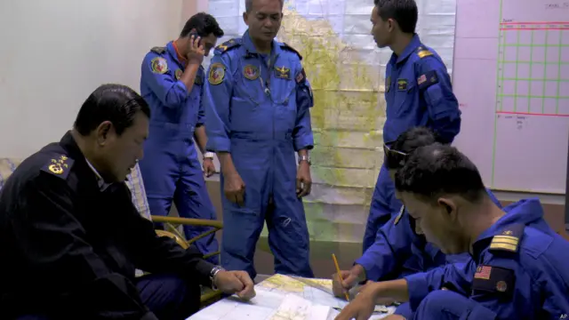 马来西亚海事执法机构总监拿督莫哈末安丹海军上将（前左）在出发搜索马航失踪飞机前主持行动简报会（9/3/2014）