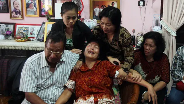马航MH370班机24岁乘客Firman Chandra Siregar的母亲在印尼棉兰市家中嚎啕大哭（9/3/2014）