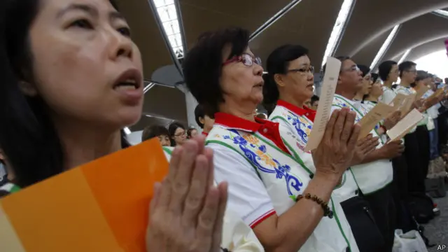 Budistas rezam por passageirosfluminense e america mg palpitevoo desaparecido (AP)