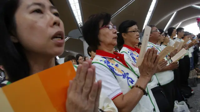 马来西亚佛教青年总会成员在吉隆坡国际机场参与祈福仪式（9/3/2014）